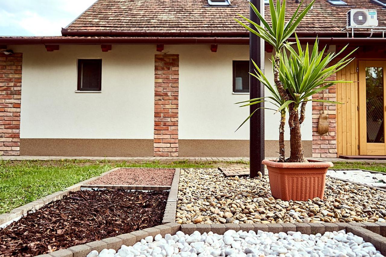 Oazis Apartmanok มูราฮาลอม ภายนอก รูปภาพ